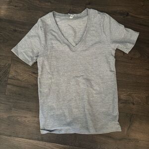 Athleta Gray V-Neck Short Sleeve Tee